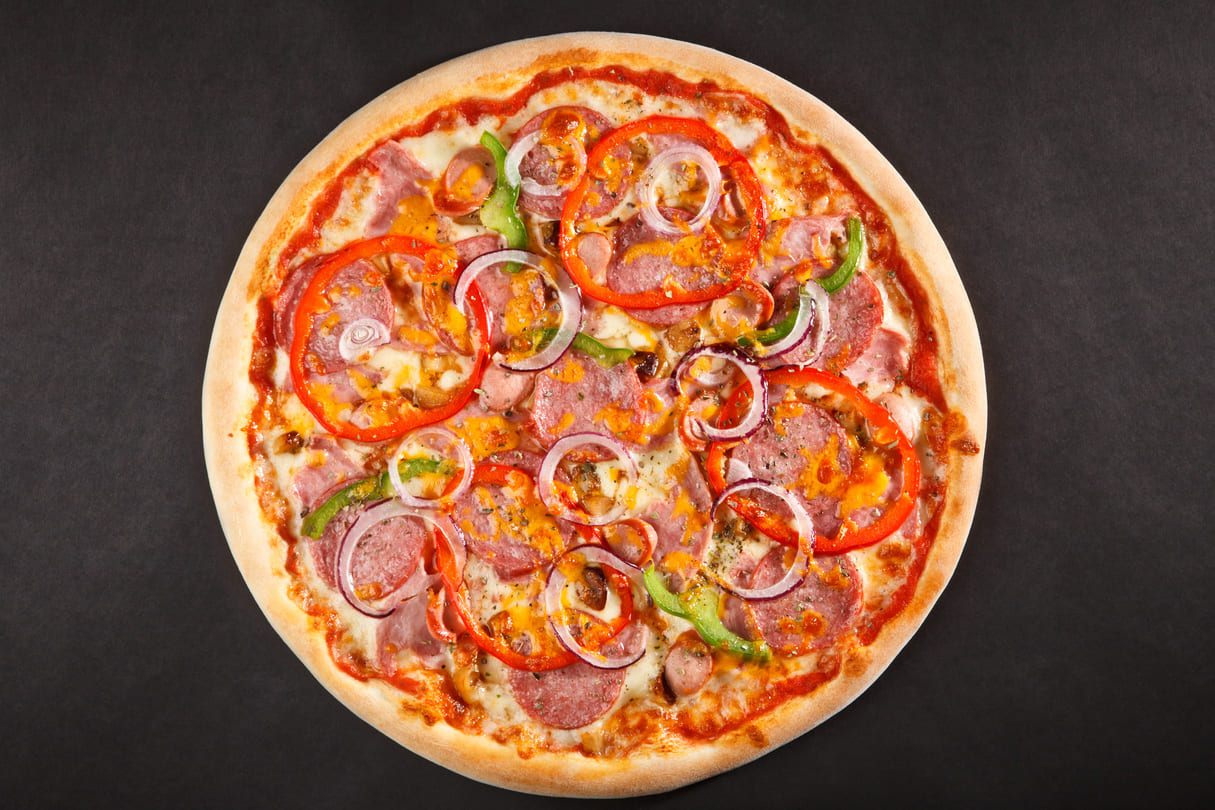 Pizza Spezial mit Peperoniwurst, Salami und Zwiebeln – Döner am Markt