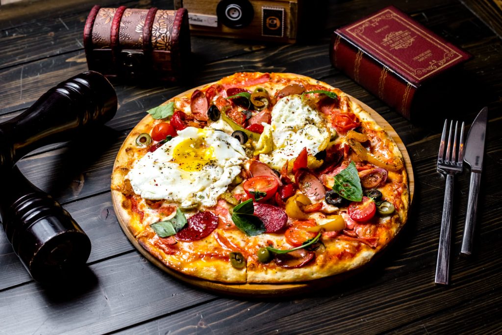 Pizza Schinken, Pilze, Artischocken, Ei und Paprika – Döner am Markt