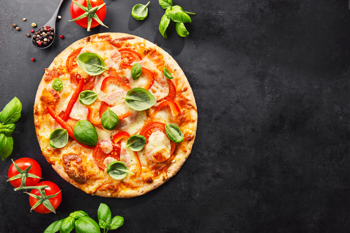 Pizza Mozzarella mit Basilikum und Tomaten – Döner am Markt