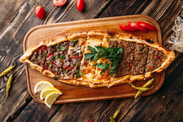 Türkische Pide Schiffchen gefüllt mit Käse oder Hackfleisch – Döner am ...