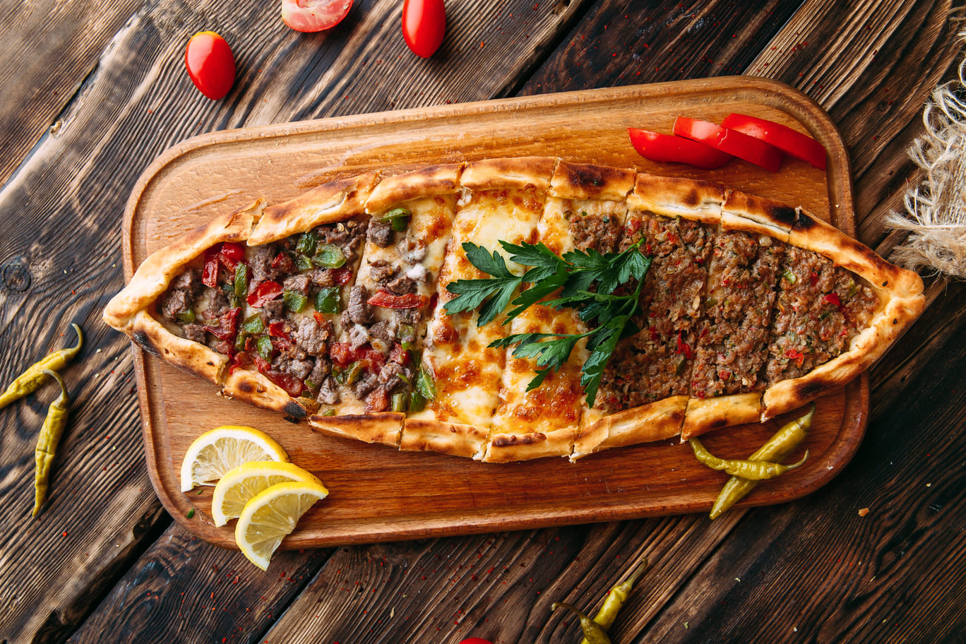 Türkische Pide Schiffchen gefüllt mit Käse oder Hackfleisch Döner am