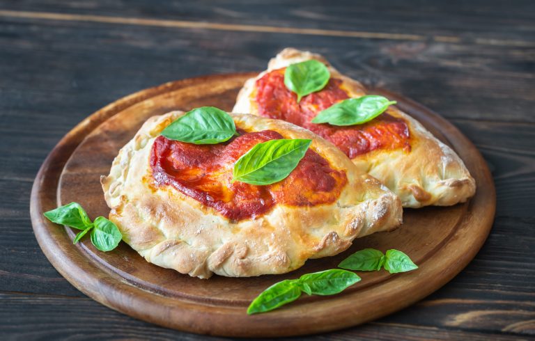 Pizza Calzone mit Salami, Schinken und Pilzen – Döner am Markt